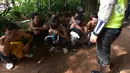Petugas kepolisian mengamankan sejumlah orang yang diduga akan melakukan unjuk rasa di Kawasan Senayan, Jakarta, Kamis (8/10/2020). Mereka diduga hendak unjuk rasa menolak Undang-Undang Omnibuslaw Cipta Kerja di Gedung DPR. (merdeka.com/Imam Buhori)