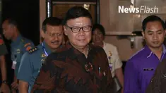 Keputusan Mendagri Tjahjo Kumolo yang tidak memberhentikan sementara Ahok dari jabatan gubernur DKI menuai pro kontra di tengah masyarakat. Mendagri Tjahjo Kumolo akan menyerahkan Polemik Status Ahok ke MA.
