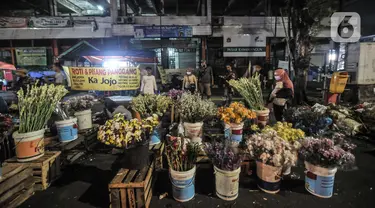 Warga saat membeli bunga hias di Pasar Rawamangun, Jakarta, Rabu (12/5/2021). Berburu bunga hias seperti sedap malam dan krisan merupakan salah satu tradisi warga muslim di Ibu Kota untuk digunakan sebagai penghias rumah saat perayaan Idul Fitri. (merdeka.com/Iqbal S. Nugroho)