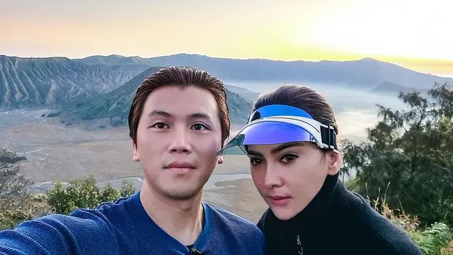 Syahrini dan Reino Barack