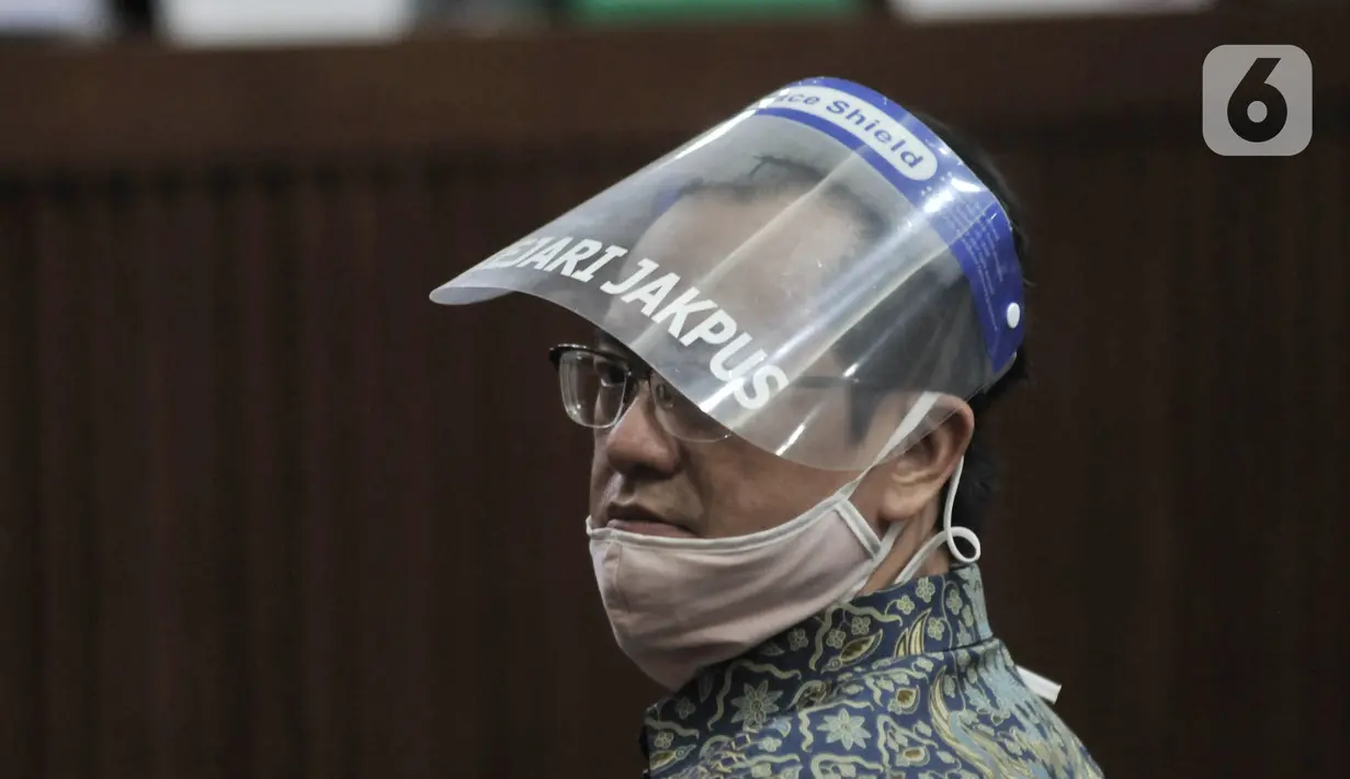 Terdakwa mengenakan masker dan face shield saat menjalani sidang perdana kasus korupsi PT Asuransi Jiwasraya di Pengadilan Tipikor, Jakarta, Rabu (3/6/2020). Sidang yang menghadirkan enam terdakwa tersebut menerapkan protokol social distancing. (merdeka.com/Iqbal S. Nugroho)