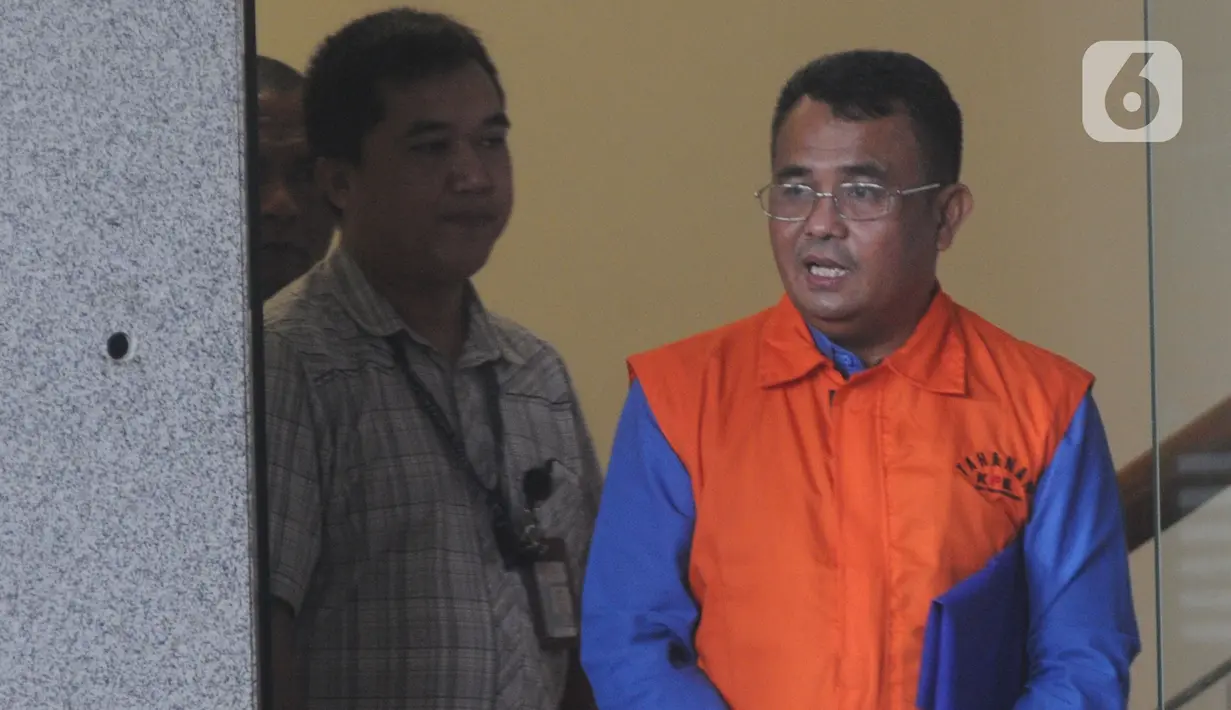Bupati nonaktif Bengkayang, Suryadman Gidot meninggalkan gedung KPK usai menjalani pemeriksaan di Jakarta, Selasa (31/12/2019). Berkas perkara Tersangka kasus dugaan suap proyek pekerjaan di Pemkab Bengkayang, Suryadman Gidot telah lengkap (P21) dan siap untuk disidangkan. (merdeka.com/Dwi Narwoko)