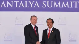 Presiden Joko Widodo (kanan) berjabat tangan dengan Presiden Turki, Recep Tayyip Erdogan sebelum dimulainya pembukaan G20 Antalya Summit di Antalya Turki, Minggu,(15/11). (Setpres)