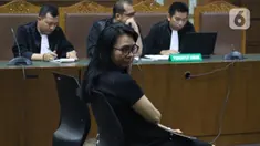Terdakwa suap revitalisasi Pasar Lirung dan Pasar Beo Kabupaten Kepulauan Talaud TA 2019, Sri Wahyumi Maria Manalip saat menjalani sidang putusan di Pengadilan Tipikor, Jakarta, Senin (9/12/2019). Wahyumi dihukum empat tahun enam bulan penjara, denda Rp 200 juta. (Liputan6.com/Helmi Fithriansyah)