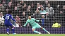 Gelandang Chelsea, Willian, mencetak gol ke gawang Tottenham Hotspur pada laga Premier League di Stadion Tottenham Hotspur, Minggu (22/12). Chelsea menang dengan skor 2-0. (AP/Ian Walton)