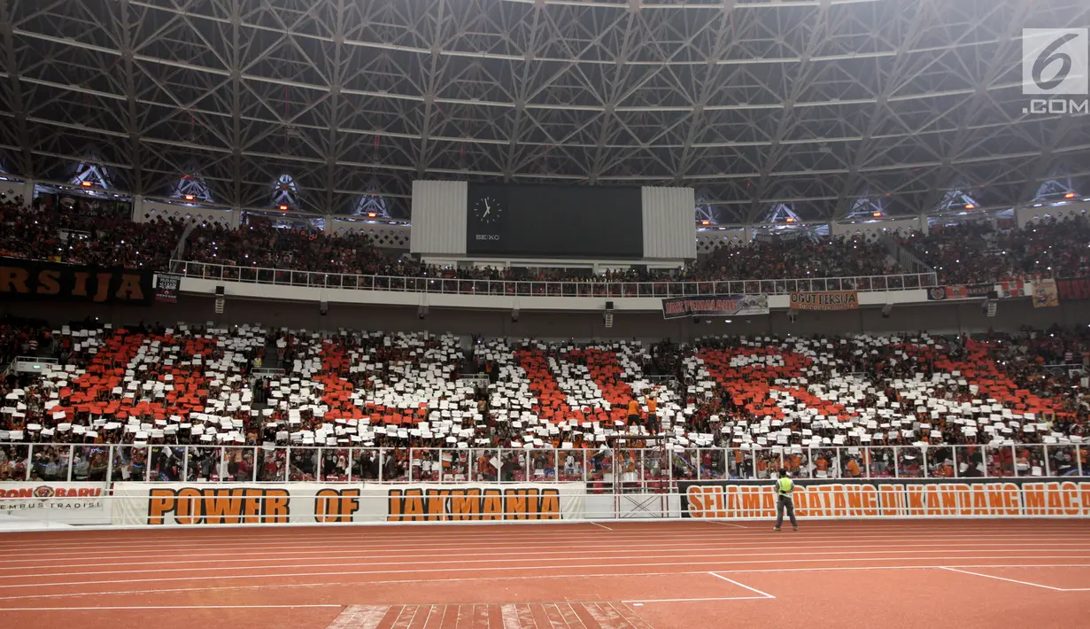 Ribuan suporter Persija Jakarta, The Jakmania membentuk formasi Glory pada laga final Piala Presiden 2018 antara Persija Jakarta melawan Bali United di Stadion Utama GBK, Senayan, Jakarta, Sabtu (17/2). (Liputan6.com/Arya Manggala)
