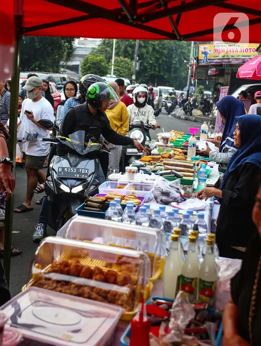 Berbagai macam gorengan seperti risoles, tempe, tahu, bakwan, serta dimsum banyak dijajakan di sepanjang jalan tersebut. (Liputan6.com/Angga Yuniar)