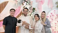 Ayu Ting Ting Dibalut saat Aqiqah Anak Kiky Saputri. [@ayutingting92]
