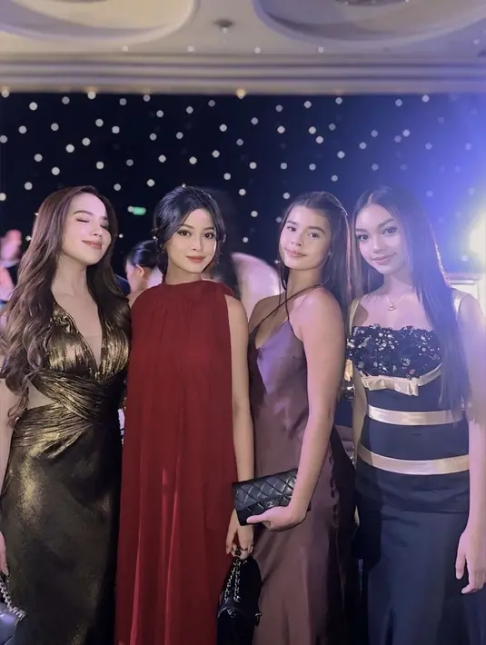 Yoriko tampil mengenakan gaun merah maroon sleeveless dengan aksen pita. Naura Ayu tampil mengenakan dress hitam berpita coklat dengan lace di dada. [@yorikooangln_]