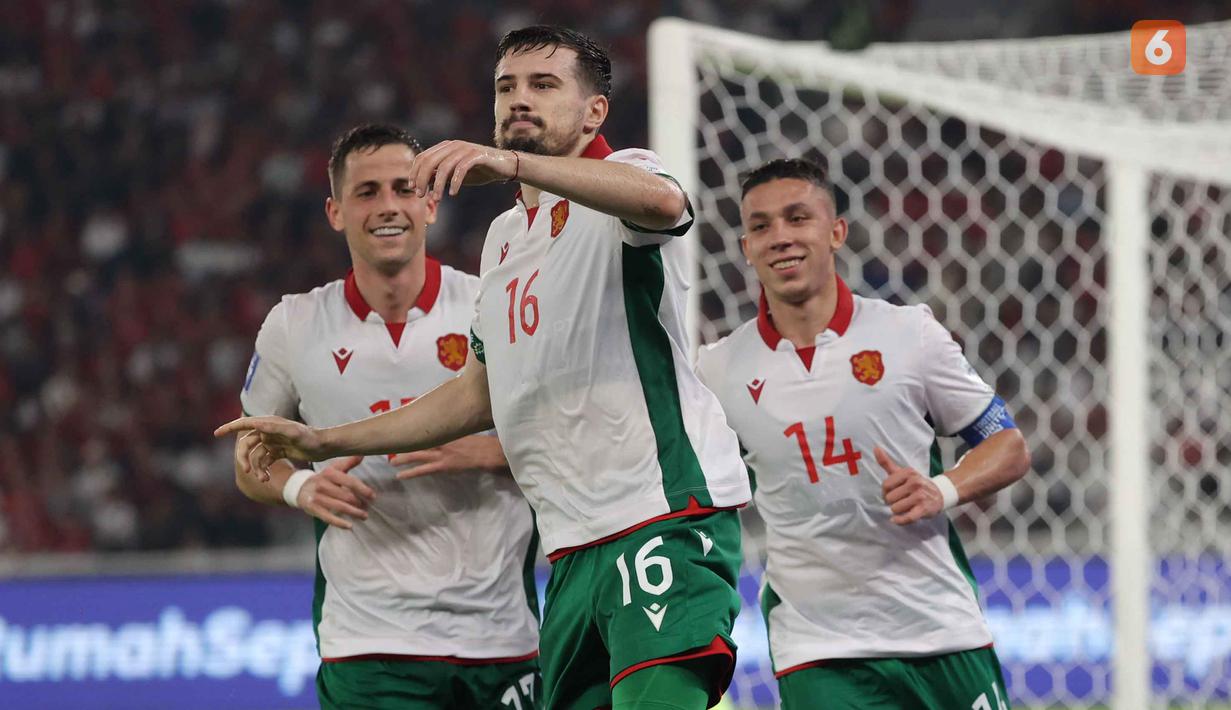 Situasi berubah pada menit ke-38 ketika wasit menunjuk titik putih usai tinjauan VAR. Marin Petkov sukses mencetak gol dan membawa Bulgaria unggul. Tampak dalam foto, pemain Timnas Bulgaria, Marin Petkov (tengah) merayakan golnya saat melawan Indonesia pada laga final FIFA Series 2026 di Stadion Utama Gelora Bung Karno (SUGBK), Jakarta, Senin (30/3/2026) malam WIB. (Bola.com/Abdul Aziz)