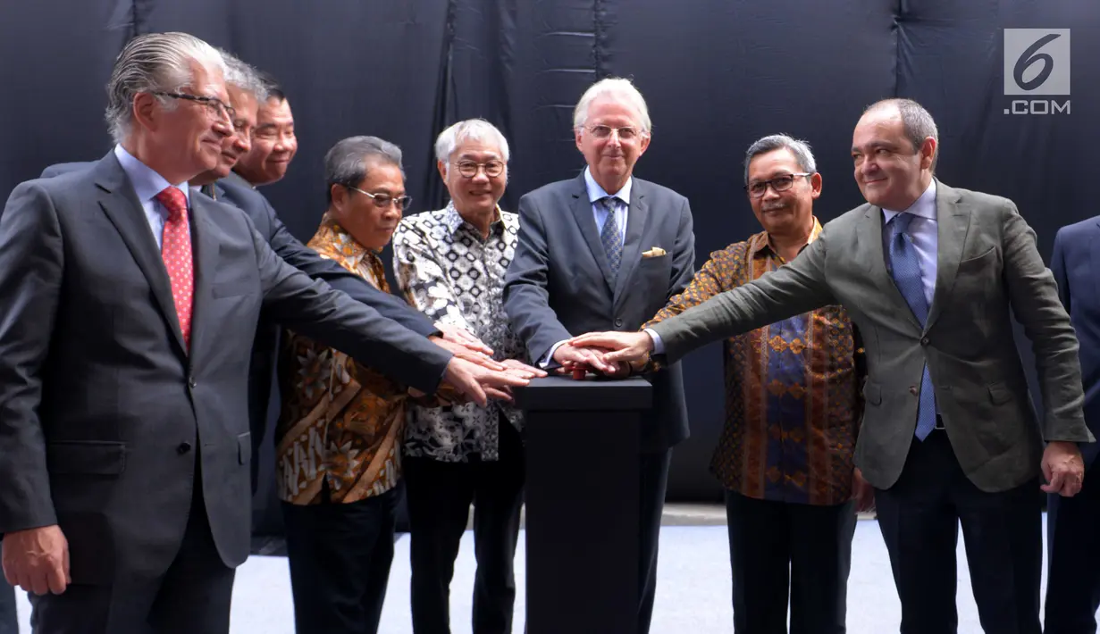Jajaran Direksi Roca Indonesia dan tamu kehormatan saat menekan tombol pada pada acara peresmian pabrik Roca di Griya Idola Industrial Park, Cikupa, Tangerang (29/4). Pabrik sanitary global pertama di Indonesia memiliki total area seluas 74.000 meter persegi. (Liputan6.com/HO/Irene)