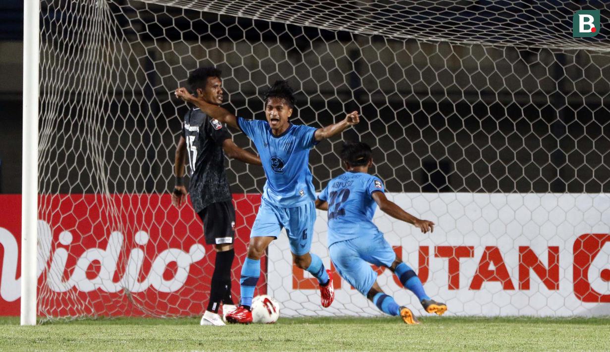 Selebrasi gelandang Persela Lamongan, Akbar (tengah) usai mencetak gol penyeimbang 1-1 ke gawang Madura United dalam laga matchday ke-3 Grup C Piala Menpora 2021 di Stadion Si Jalak Harupat, Bandung, Kamis (1/4/2021). Persela bermain imbang 1-1 dengan Madura United. (Bola.com/Ikhwan Yanuar)