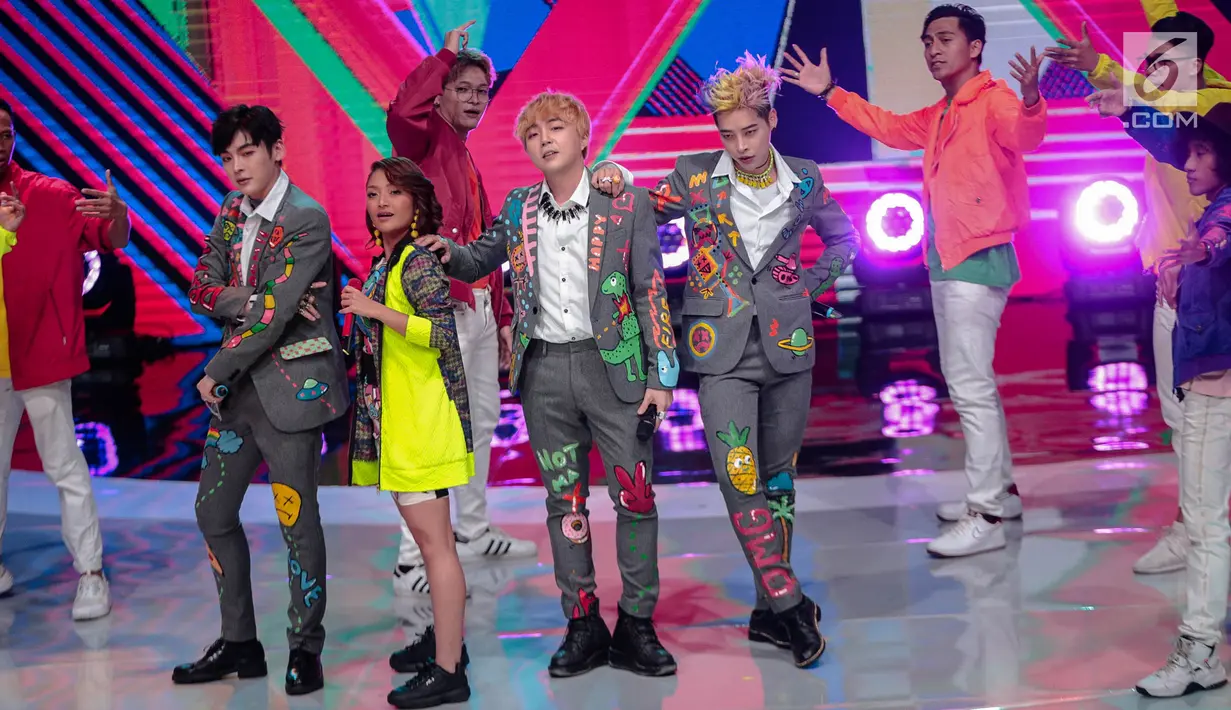Aksi pedangdut Siti Badriah saat berkolaborasi dengan boyband Korea, GTI saat tampil dalam acara Indonesian Dangdut Awards 2018 di Studio 5 Indosiar, Jakarta, Jumat (12/10). Mereka membawakan lagu Lagi Syantik. (Liputan6.com/Faizal Fanani)