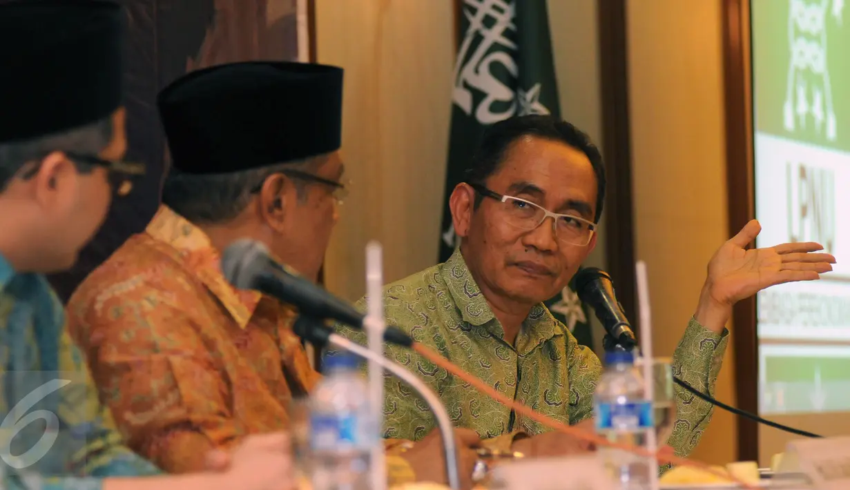Komisioner KPK, Adnan Pandu Praja (kanan) saat mengikuti diskusi Memacu Pertumbuhan Ekonomi Tanpa Melangggar Rambu-Rambu Anti Korupsi di Gedung PBNU, Jakarta, Senin (16/11/2015). Diskusi menyoal hubungan ekonomi-korupsi. (Liputan6.com/Helmi Fithriansyah)
