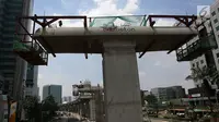 Jajaran tiang  beton proyek LRT di Jakarta, Kamis (6/9). Melemahnya nilai tukar rupiah terhadap dolar AS berdampak terhadap proyek infrastruktur. (Merdeka.com/Imam Buhori)