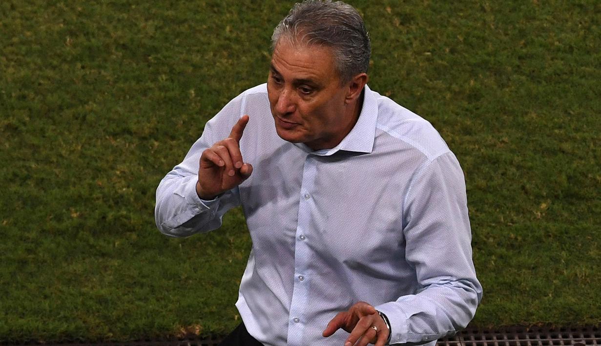 Pelatih Brasil, Tite terlihat sibuk memberikan instruksi saat timnya melawan Bolivia pada laga kualifikasi Piala Dunia 2018 di Dunas Arena Stadium, Natal, Brasil, (7/10/2016). (AFP/Vanderlei Almeida)