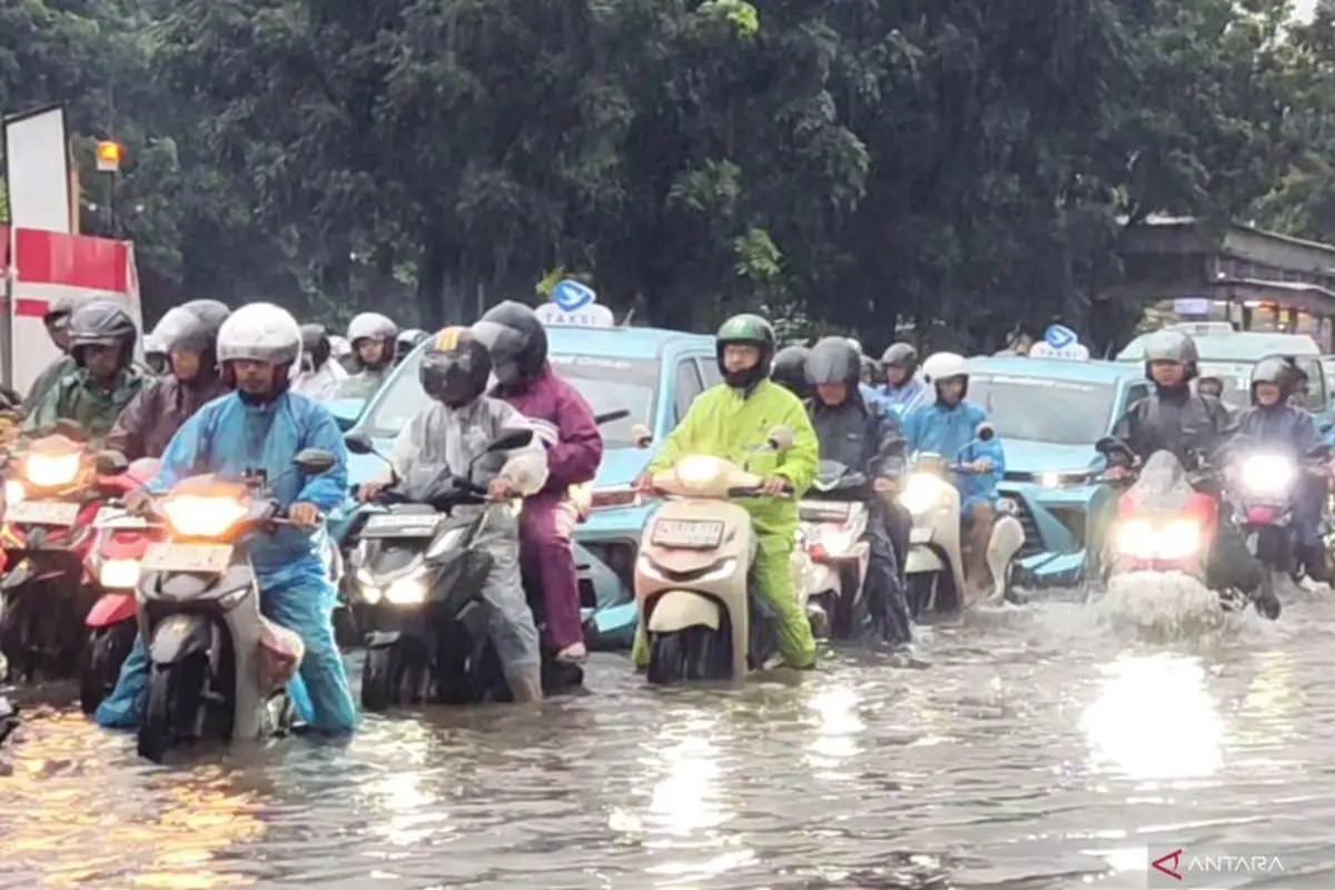 Banjir di Jalan DI Panjaitan Jaktim, Lalu Lintas Padat Merayap