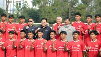Ketua Umum PSSI, Erick Thohir, bersama Direktur Utama PT Liga Indonesia Baru (LIB), Ferry Paulus dan pelatih Timnas Indonesia U-20, Indra Sjafri foto bersama peserta seleksi pemain Timnas Indonesia U-17 di Persija Training Ground, Nirwana Park, Depok, Sabtu (22/7/2023). (Bola.com/Ikhwan Yanuar)