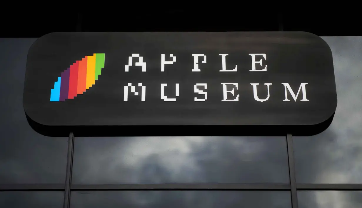Peringatan ini sekaligus menghargai individu dan komunitas yang telah berperan dalam perkembangan teknologi Apple di seluruh dunia. Tampak dalam foto, Logo Museum Apple baru yang menelusuri 50 tahun inovasi merek ikonik ini, terlihat di Utrecht, Belanda, Rabu, 1 April 2026. (AP Photo/Peter Dejong)