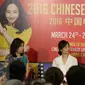 Aktris China, Bai Bai He (tengah) dan Kepala Delegasi Film Tiongkok, Liang Ge (kanan) saat konferensi pers di Jakarta, (24/3).(Liputan6.com/Yoppy Renato)