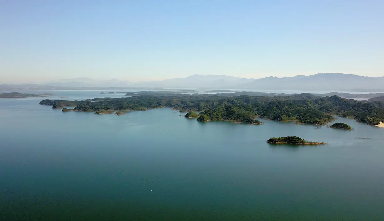 Foto dari udara yang diabadikan pada 1 September 2020 menunjukkan pemandangan Waduk Miyun di pinggiran timur laut Beijing, China.  Selama 60 tahun terakhir, Waduk Miyun telah menyediakan sebanyak lebih dari 39 miliar meter kubik air untuk Beijing dan daerah sekitarnya. (Xinhua/Zhang Chenlin)
