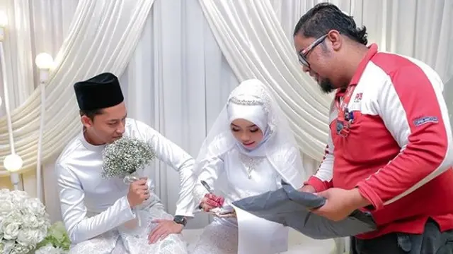 pengantin terima paket (foto: instagram/@fnsyfn)