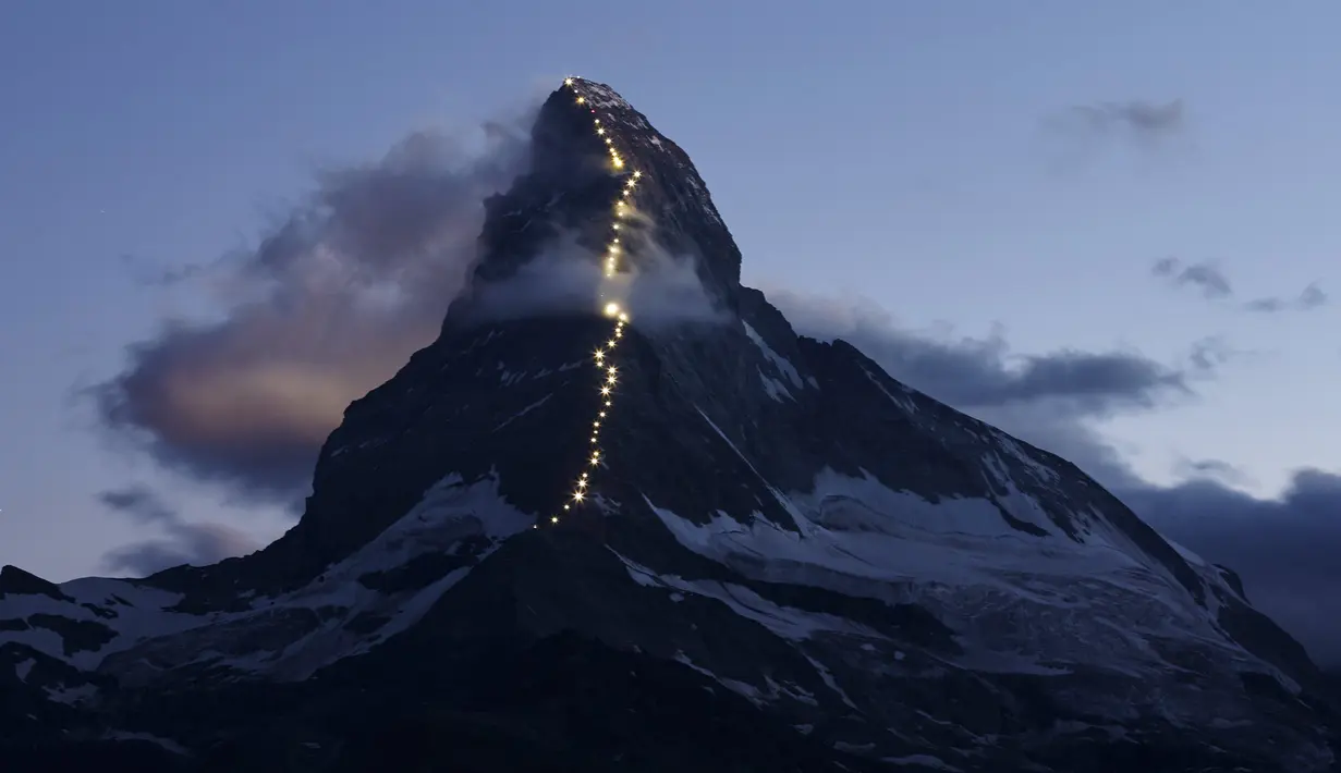 Pemandangan menakjubkan ketika deretan lampu menerangi Gunung Matterhorn, Zermatt, Swiss, Senin (13/7/2015). Gunung Matterhorn memiliki ketinggian mencapai 4.478 meter, dengan medan yang bersalju dan sangat terjal. (REUTERS/Denis Balibouse)