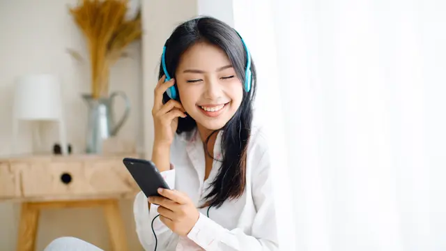 perempuan mendengarkan musik