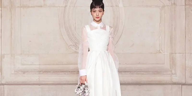 Potret Jisoo Blackpink Tampil Stunning di Dior Haute Couture Show 2023, Banjir Pujian