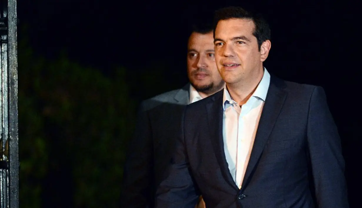 Perdana Menteri Yunani Alexis Tsipras berjalan keluar dari Istana Presiden di Athena, Kamis (20/8/2015). Dia mengumumkan pengunduran dirinya dan menyerukan pemilu dini tanggal 20 September. (AFP PHOTO/LOUISA GOULIAMAKI)