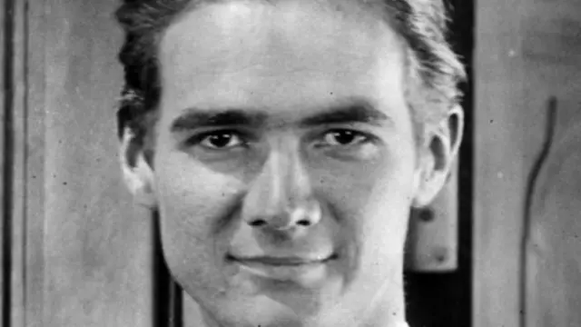 Howard Hughes (Sumber: biography.com)