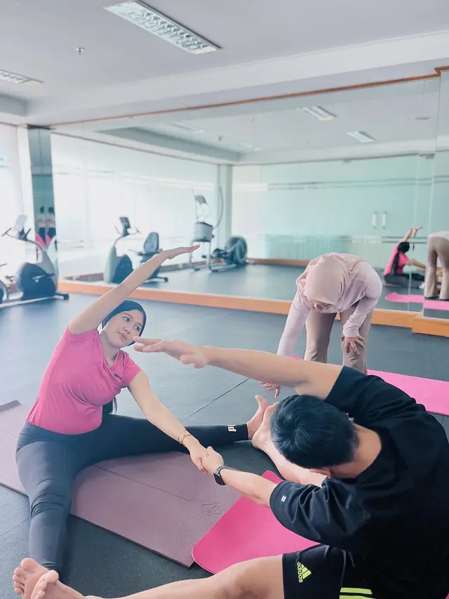 Erina Gudono lakoni prenatal yoga (Instagram/jamilatus.sadiyah)