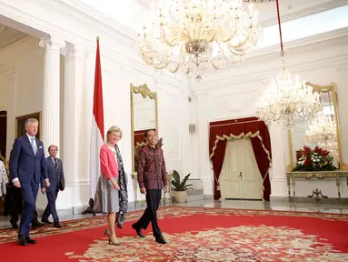 Presiden Jokowi (kanan) menerima kunjungan kehormatan Putri Astrid dari Kerajaan Belgia (tengah) di Istana Merdeka, Jakarta, Selasa (15/3). Jokowi langsung melakukan pertemuan tertutup dengan Putri Belgia. (Liputan6.com/Faizal Fanani)