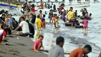 Libur Lebaran, Warga Makassar Serbu Pantai Akkarena