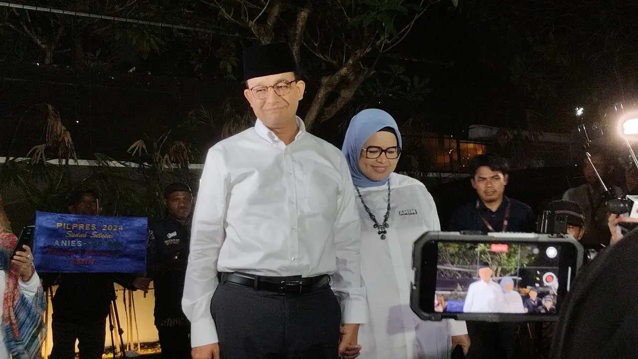 Calon presiden (Capres) nomor urut satu Anies Baswedan, bertolak ke Komisi Pemilihan Umum (KPU) pada pukul 18.48 WIB. Dia memboyong istrinya Ferry Farhati. (Liputan6.com/Winda Nelfira)
