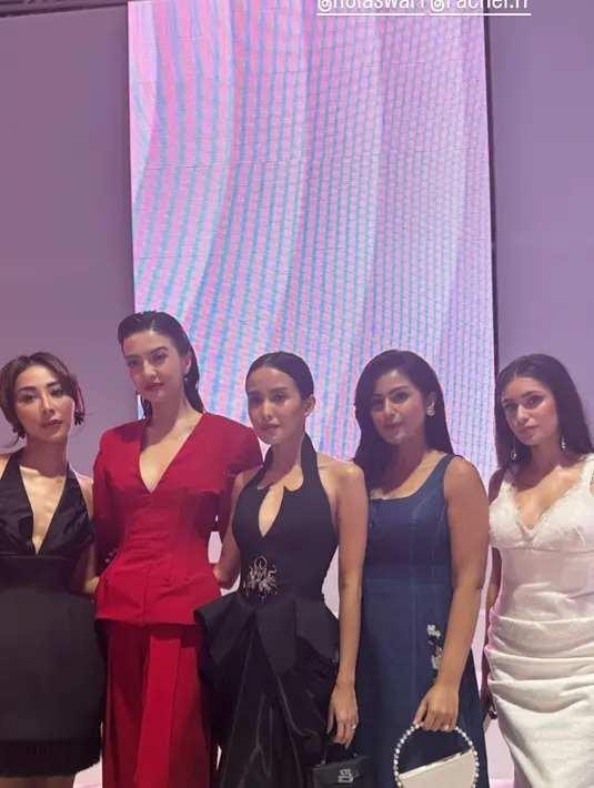 Rambutnya ditata dengan gaya wet look sehingga Raline Shah tampil lebih sleek dan makeup bold [@ralineshah]