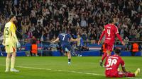 Pemain PSG Khvicha Kvaratskhelia (tengah) merayakan gol yang dicetaknya pada laga leg pertama perempat final Liga Champions antara PSG vs Liverpool di Paris, Rabu, 8 April 2026. (AP Photo/Aurelien Morissard)