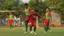 Timnas Indonesia U-23 kembali melakukan latihan di Lapangan Sutasoma Halim Perdanakusuma, Jakarta, Sabtu (23/5/2015). Tampak, penggawa timnas U-23, Yohanes Ferinando Pahabol (26) berebut bola dengan Abduh Lestaluhu. (Liputan6.com/Helmi Fithriansyah)