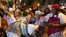 Pemimpin barisan peserta pawai saat Hari Wanita Afro-Latin Amerika Serikat dan Afro-Karibia di Sao Paulo, Brasil, Selasa (25/7). Hari wanita ini lahir pada Juli 1992 saat Konferensi Pertama Wanita Afro-Amerika Latin dan Afro-Karibia. (AP/Andre Penner)