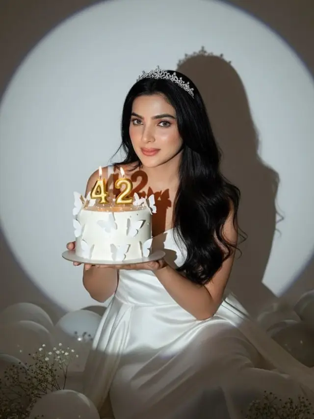 Ashanty saat rayakan ulang tahun ke-42 gunakan dress putih kedua. [@ashanty_ash]