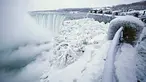 Pengunjung mengabadikan pemandangan Horseshoe Falls di Air Terjun Niagara yang membeku di Ontario, Kanada, Jumat (29/12). Cuaca dingin melanda sebagian besar wilayah utara Amerika Serikat di akhir tahun ini. (Aaron Lynett/Canadian Press via AP)