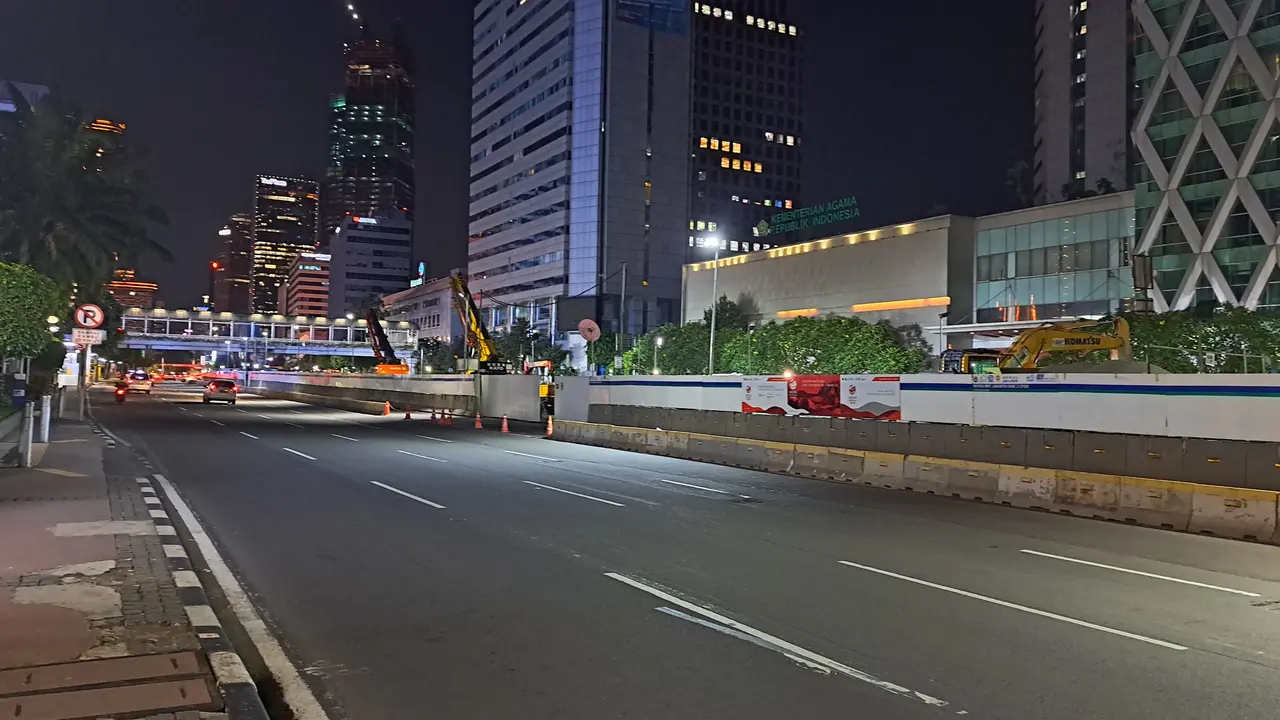 Di hari pertama puasa, sejumlah kantor di Jakarta menerapkan cuti bersama Hari Raya Nyepi. Hal ini mengakibatkan sejumlah ruas jalan di Ibu Kota terpantau sepi di saat jam pulang kerja