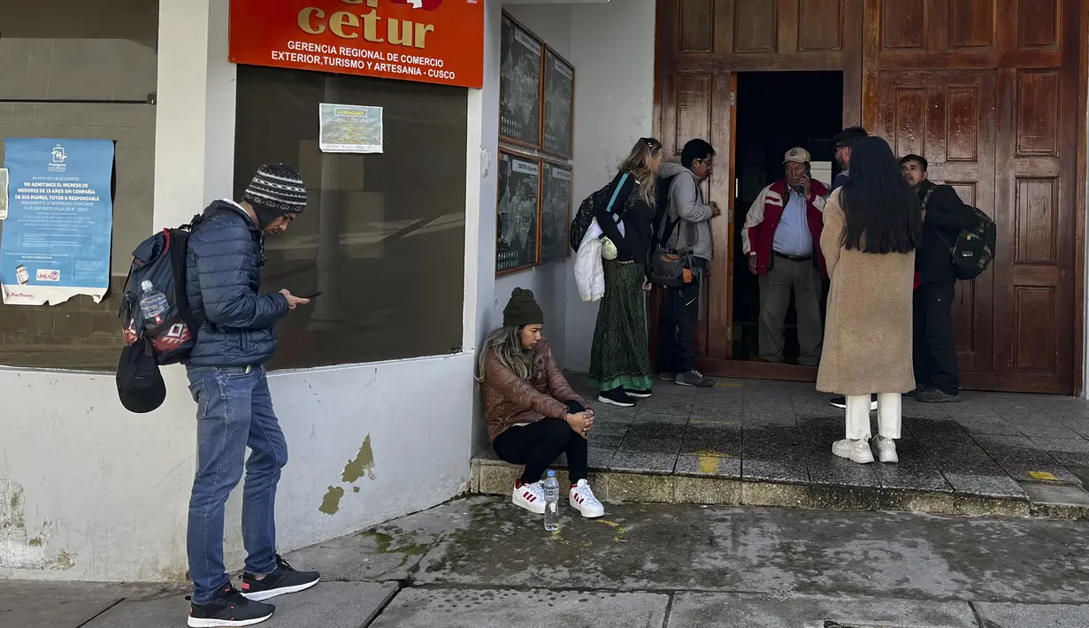 Turis mengunjungi pusat budaya di Machu Picchu, Peru setelah kedatangan kereta pertama setelah perpanjangan layanan dari Ollantaytambo, Rabu (8/2/2023). Layanan kereta api ke Machu Picchu di Peru sebagian diaktifkan kembali Rabu ini untuk mengangkut penduduk lokal, setelah penangguhan hampir tiga minggu karena blokade rel kereta api akibat protes anti-pemerintah yang mengguncang negara Andes. (Carolina Paucar / AFP)