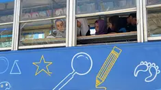 Anak-anak Afghanistan membaca buku dalam bus yang dijadikan perpustakaan keliling di Kabul, 4 April 2018. Charmaghz, nama bus keliling tersebut yang dalam bahasa setempat berarti 'kacang kenari', karena bentuknya menyerupai otak manusia. (AFP/Shah MARAI)