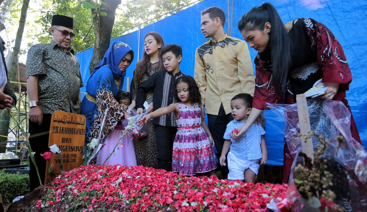  "Kalau takbiran dia ramai banget. Heboh banget main petasan," kata Della Perez. (Adrian Putra/Bintang.com)