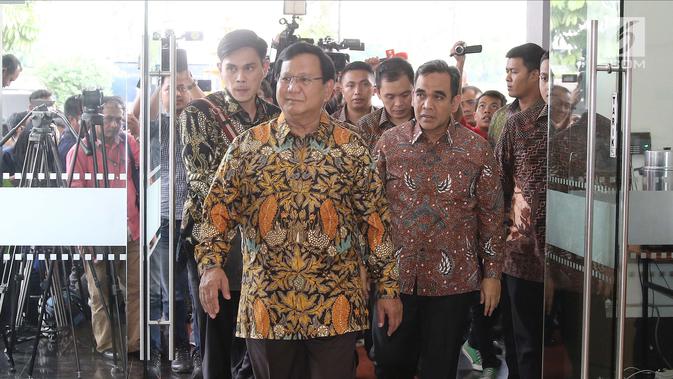 Ketua Umum Partai Gerindra Prabowo Subianto saat tiba di Kantor DPP PKS, Jakarta, Senin (30/7). Kunjungan Prabowo ke DPP PKS untuk membahas hasil pertemuannya dengan Partai Demokrat. (Liputan6.com/Herman Zakharia)
