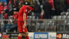 Ekspresi kesedihan gelandang Bayern Munchen, Xabi Alonso, setelah kalah agregat dari Atletico Madrid dalam semifinal Liga Champions di Stadion Allianz Arena, Munchen, Jerman, (3/5/2016). (AFP/Lukas Barth)