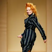 Ini adalah penampilan Vivienne Westwood di shownya tahun 2007. Ia menutup show untuk koleksi Spring 2008. Foto: Vogue.
