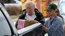 Presiden AS Donald Trump dan Ibu Negara Melania Trump membawa barang untuk disumbangkan kepada korban Badai Harvey saat berkunjung ke First Church, Pearland, Texas (2/9). (Win McNamee/Getty Images/AFP)
