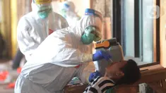 Pedagang Pasar Perumnas Klender menjalani rapid test dan swab test, Jakarta, Jumat (22/5/2020). Sebanyak 30 pedagang di Pasar Perumnas Klender menjalani rapid test dan swab test setelah dua pedagang di pasar tersebut dilaporkan positif terpapar virus corona COVID-19. (merdeka.com/Imam Buhori)